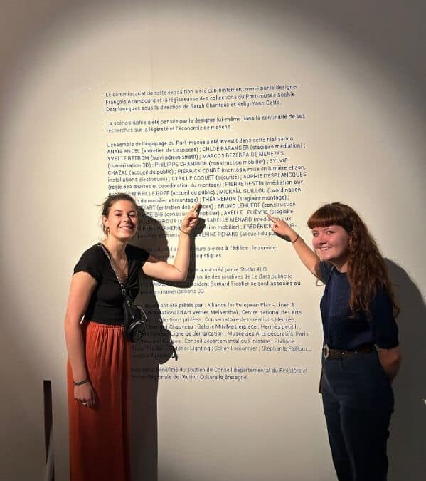 Deux étudiantes participent à la mise en place d’une exposition de François AZAMBOURG