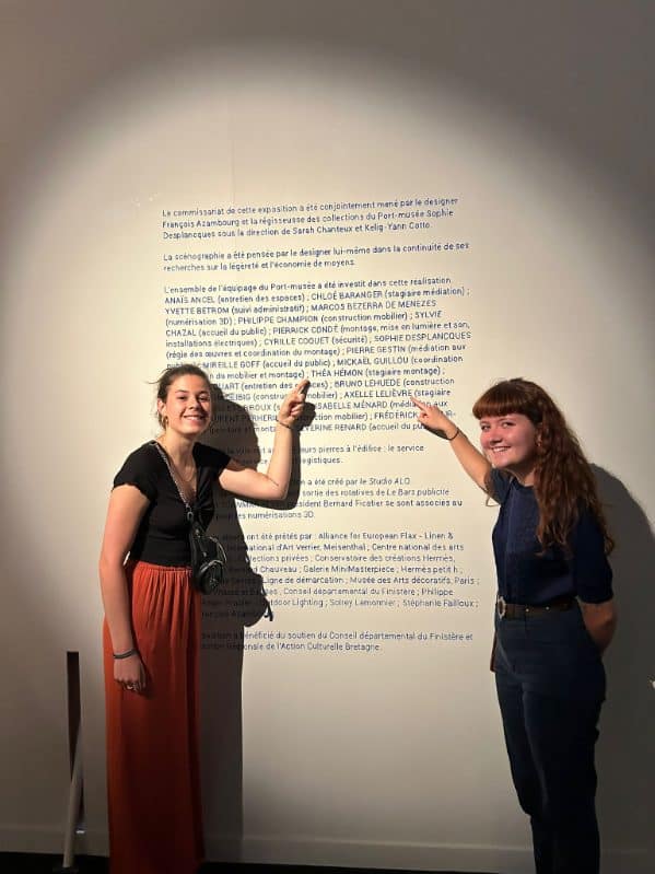 Deux étudiantes participent à la mise en place d’une exposition de François AZAMBOURG