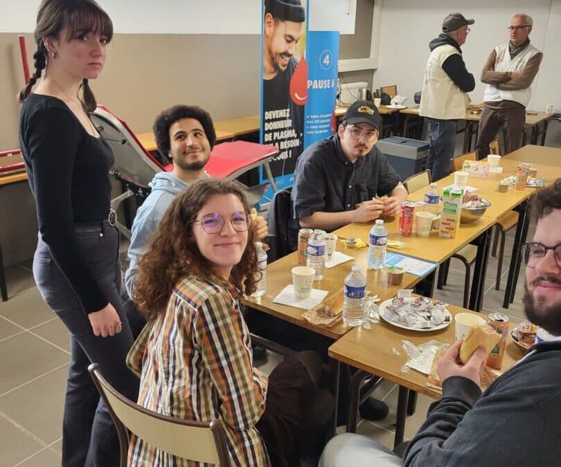 Les étudiants donnent leur sang